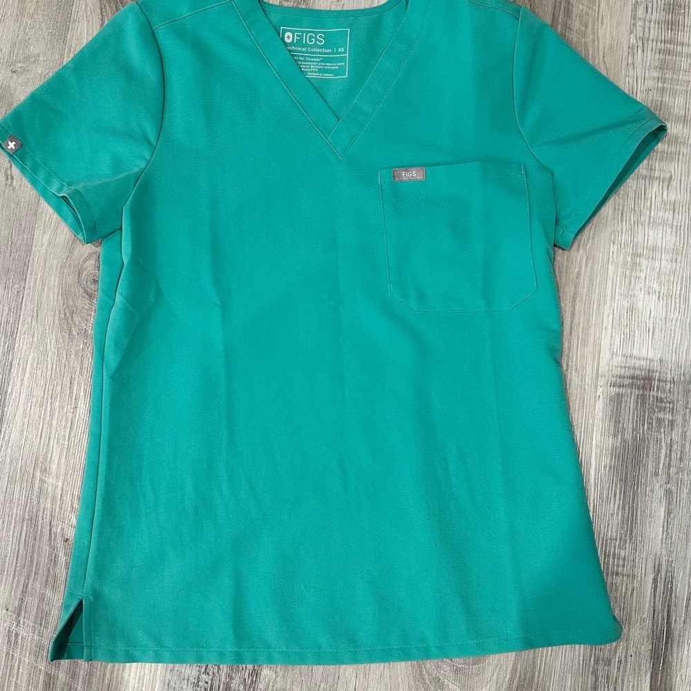 FIGS Surgical Green Catarina™ One-Pocket Scrub Top